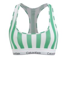 Přečtete si více ze článku Sportovní pruhovaná podprsenka v bílo-zelené barvě Calvin Klein